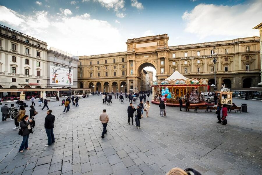 Florence: Audio Guided Walking Tour led by Tour Leader - Palazzo Strozzi and Florence’s elegant streets