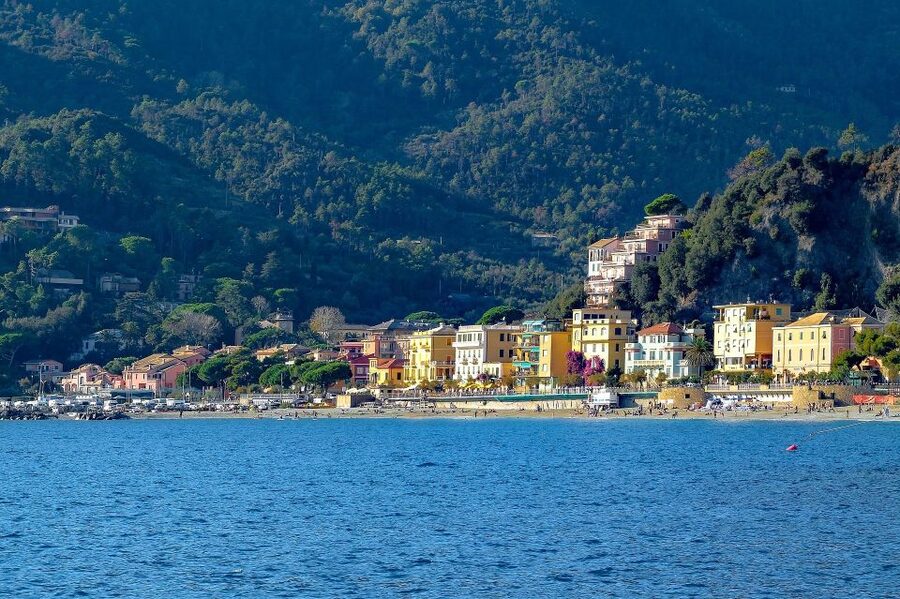 Florence: Cinque Terre Day Trip with Optional Street Food - The value of a guided day trip from Florence