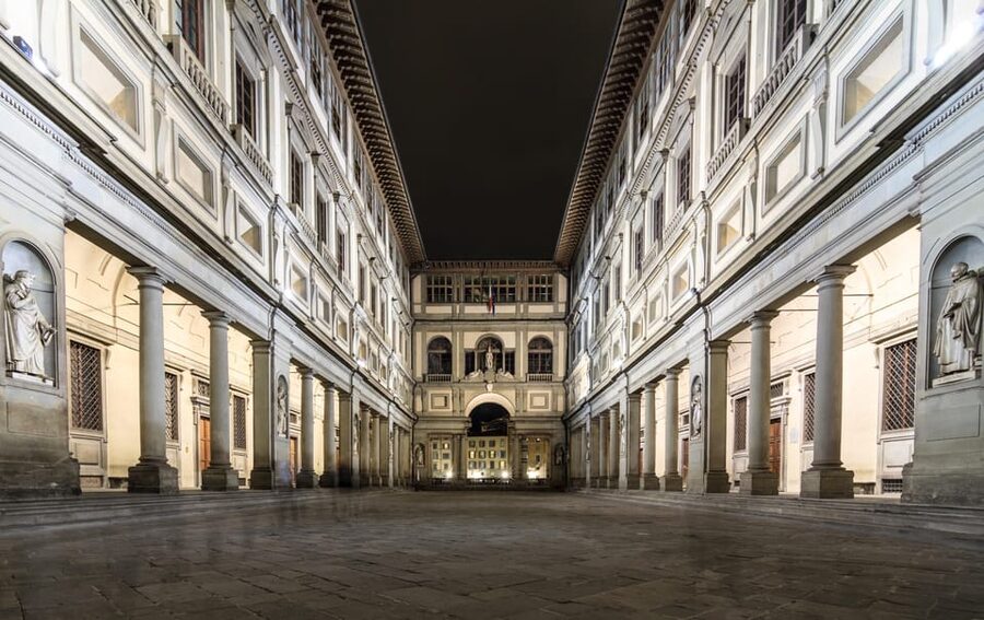Florence: Dark Secrets & Scandals Evening Walking Tour - Ponte Vecchio and the stories along the river