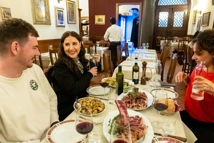 Florence: Food Walking Tour with Local Steak and Tuscan Wine - What the group size and guide add