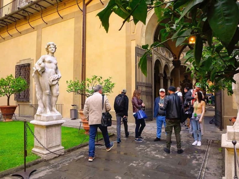 Florence: Medici Family Guided Walking Tour - What the guide adds to the walk