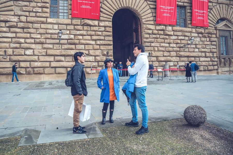 Florence: Palatina Gallery and Pitti Palace Guided Tour - Meeting your guide and entering Pitti Palace