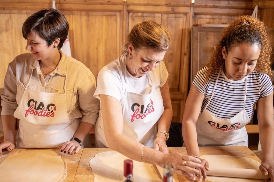Florence: Pizza and Gelato Experience with Unlimited Wine - From Florence streets to the mixing bowl