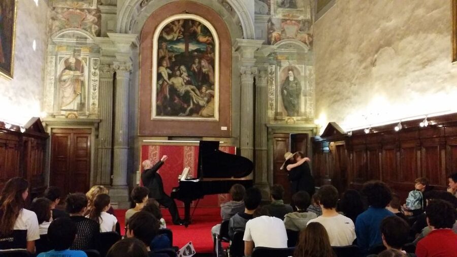 Florence: Pizza Dinner and Opera Arias Concert - The short walk to Santa Monaca Church