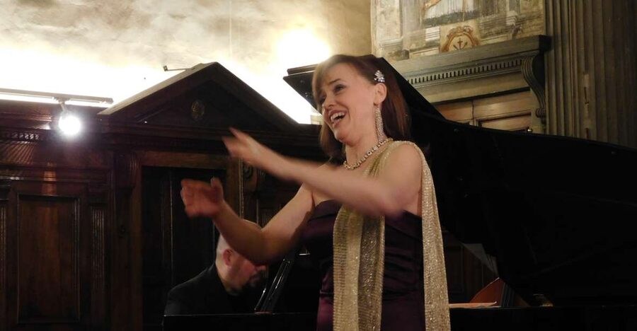 Florence: Pizza Dinner and Opera Arias Concert - Opera arias in a historic church