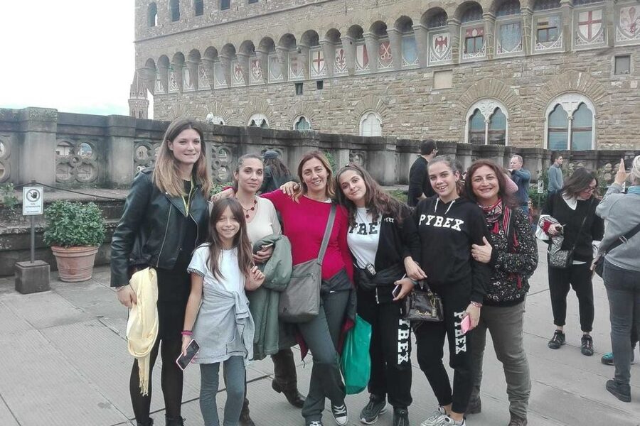Florence: Private Uffizi Gallery Discovery Tour with Ticket - Crowds are part of the Uffizi visit