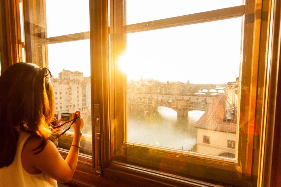 Florence: Skip-the-Line Uffizi Gallery Small Group Tour - Meeting Your Guide and Getting Inside