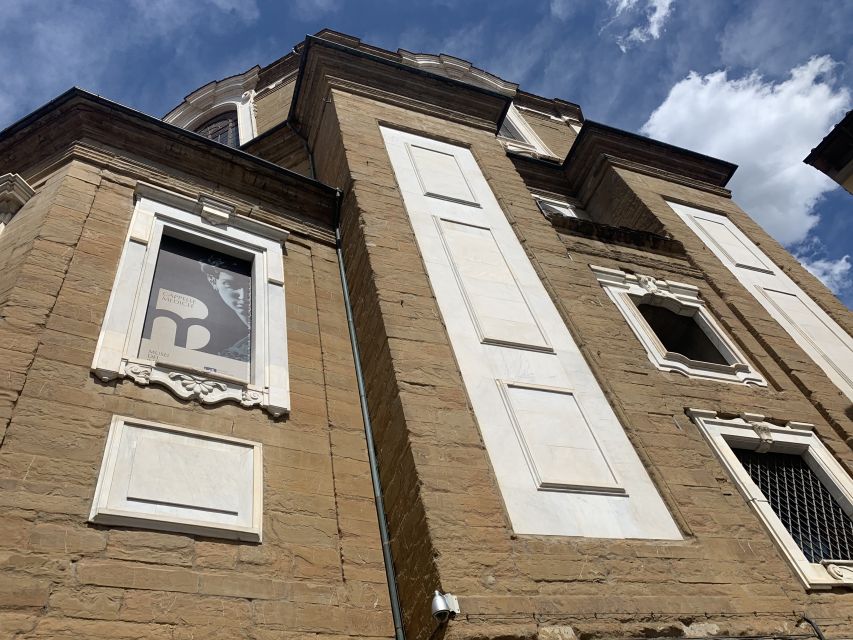 Florence: The Medici Family Guided Walking Tour - A brief look toward the Uffizi