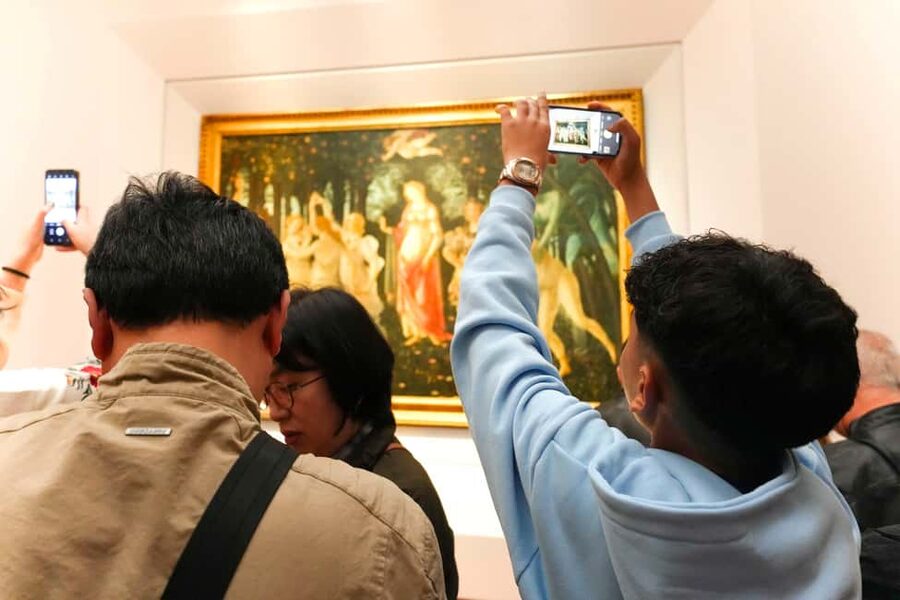 Florence: Uffizi Gallery Reserved-Entry VIP Tour - Crowds, headsets, and the reserved entrance