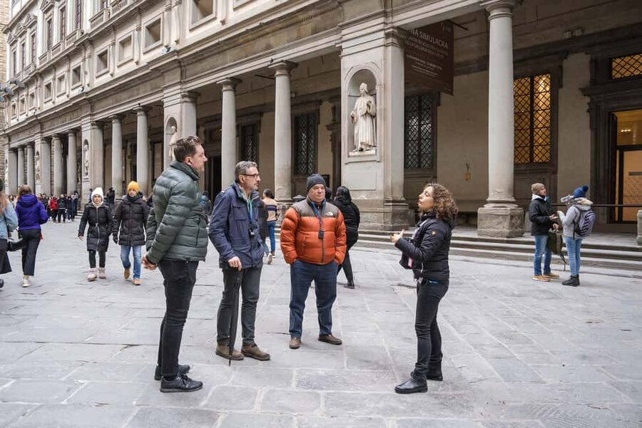 Florence: Uffizi Gallery Skip-the-Line Guided Tour - Meeting at the Leonardo da Vinci statue