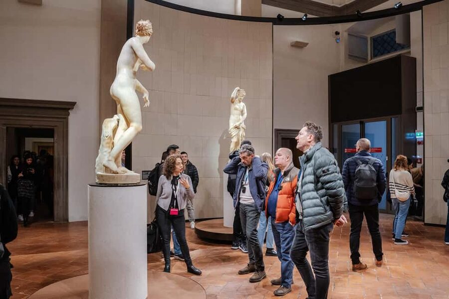 Florence: Uffizi Gallery Skip-the-Line Guided Tour - Getting through the Uffizi ticket line