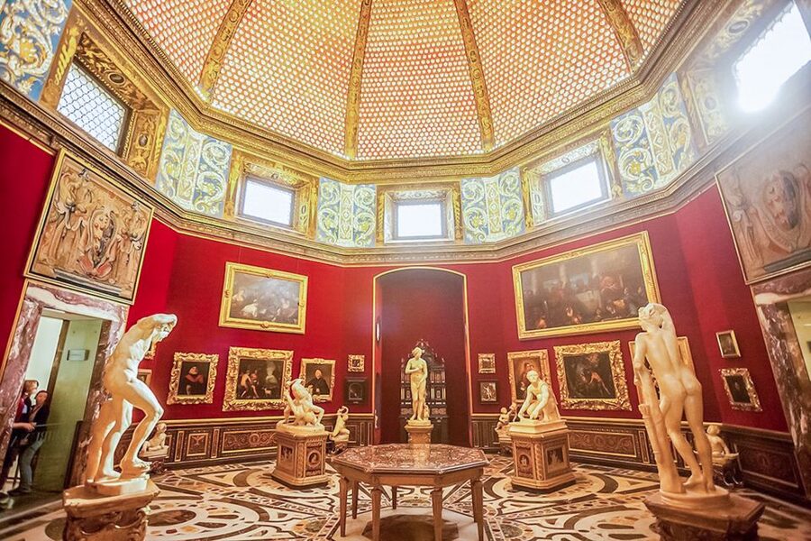 Florence: Uffizi Priority Ticket & Masterpieces Audio App - Look up from the paintings to the sculpture