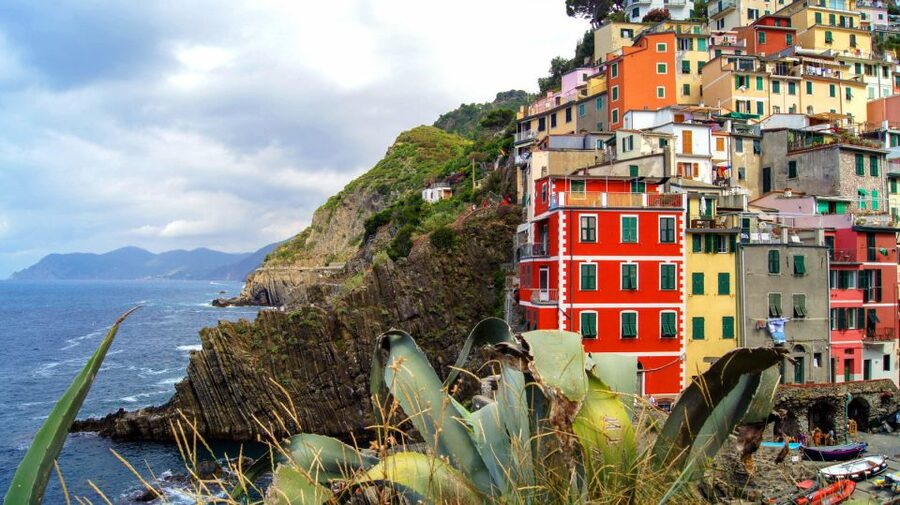 From Florence: Full-Day Private Cinque Terre Tour with Pisa - From Florence to the Ligurian coast