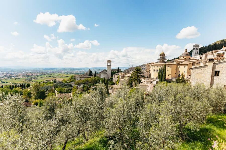 From Florence: Orvieto and Perugia Tour with Church Visits - Perugia: medieval lanes, a fountain, and chocolate