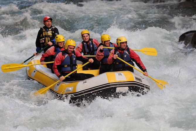 Full rafting - Paddling through rapids and calmer stretches