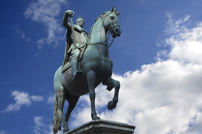 Medici Legends & Renaissance Wonders: Florence Small Group Tour - Civic Florence and the river crossing