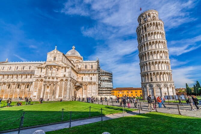 Private Pisa and Lucca Wine Tour from Florence - Pisa’s famous square and the one-hour decision